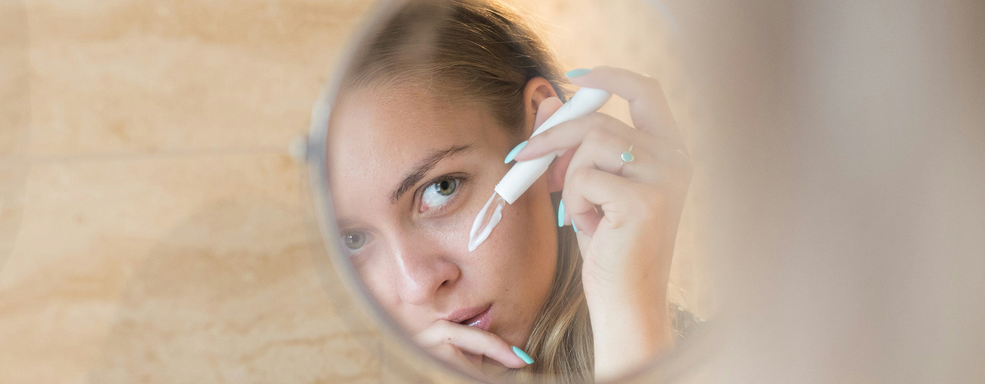 Gesichtspflege-Routine: Reinigung, Serum, Creme und Schutz