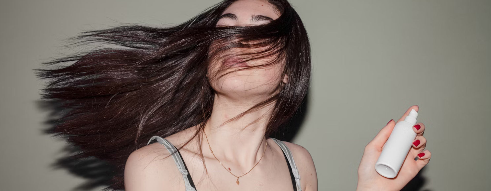 Pflege-Routine für die Kopfhaut: Reinigung, Feuchtigkeit, Peeling, Massage, natürliche Mittel